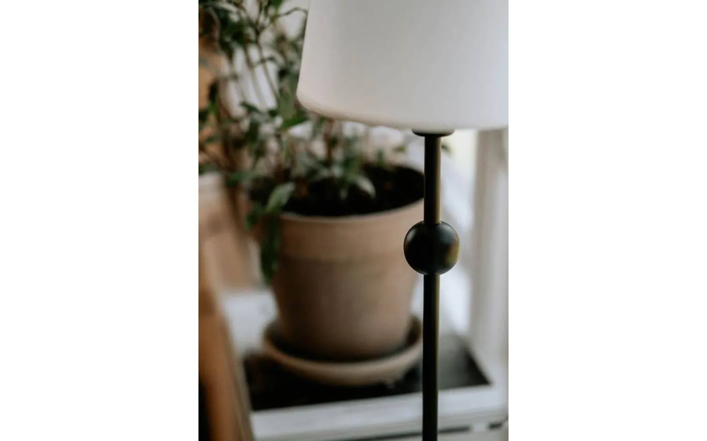 Astrid Lampfot 41cm Svart