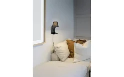 Comfort Vägglampa E14 mattsvart med laddningsstation