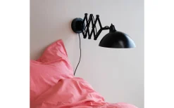 Futura Vägglampa Svart med Vikarm